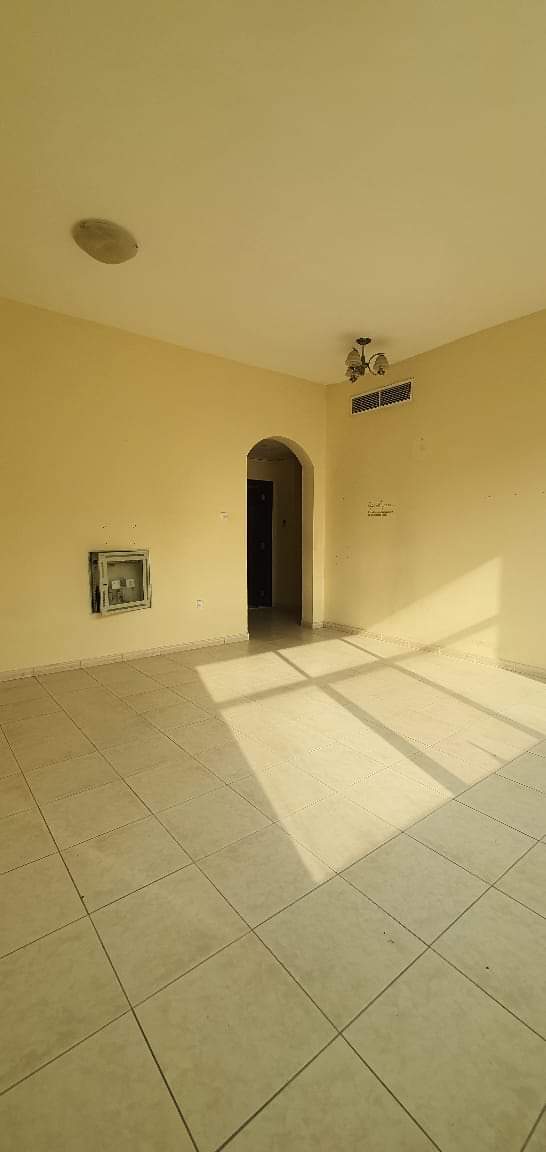للإيجار شقة غرفتين وصالة قريبة من جامعة عجمان